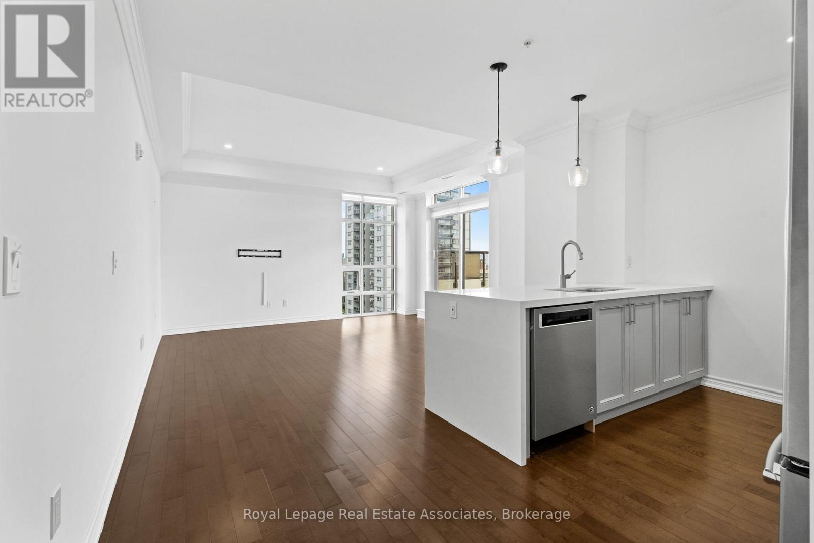 PH1106 - 81 ROBINSON STREET