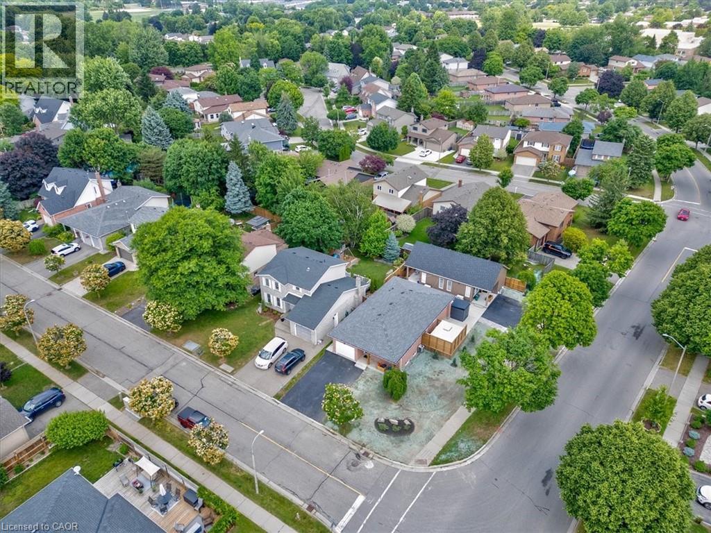 2 PIPERS GREEN Court