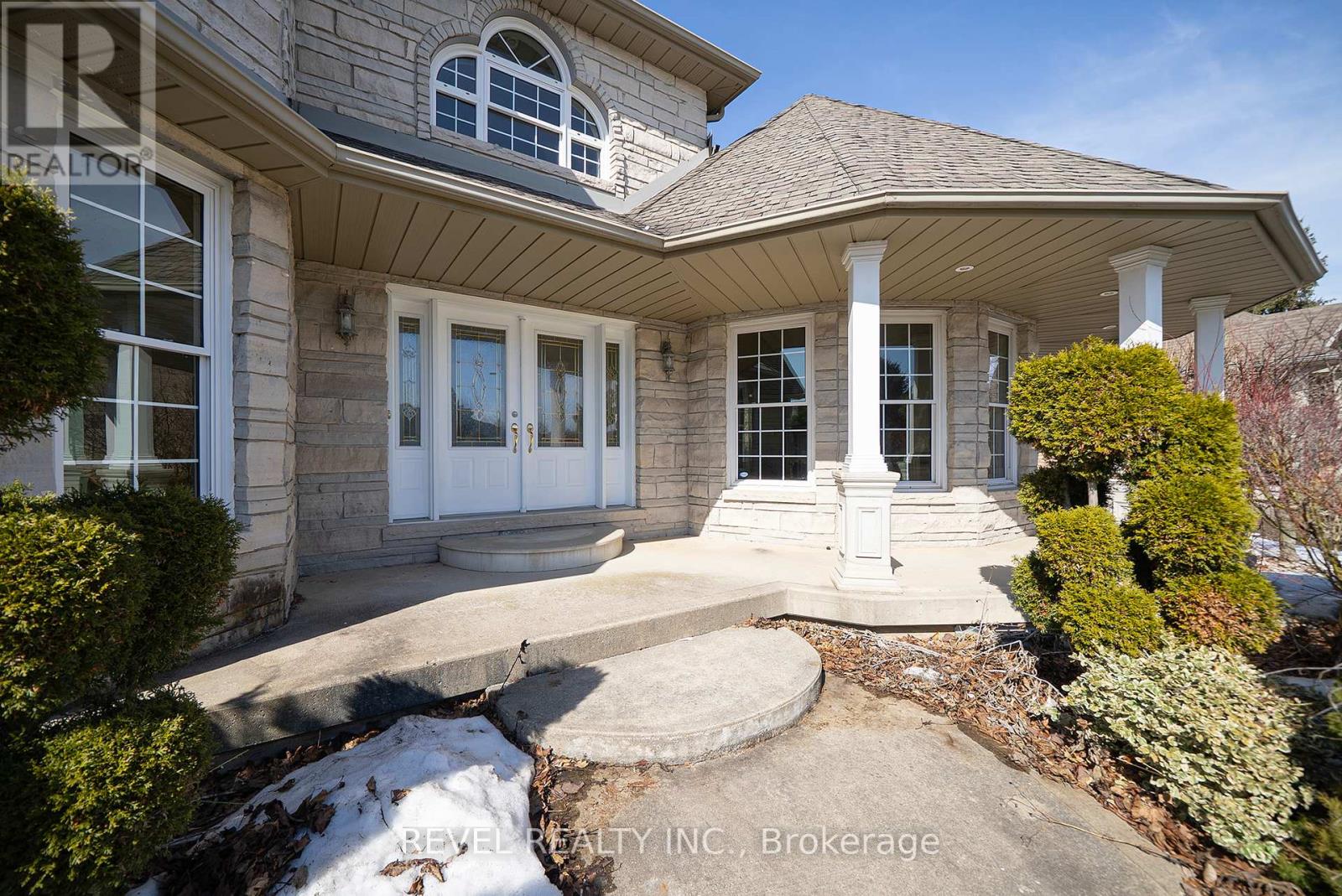 15 ROYAL YORK COURT