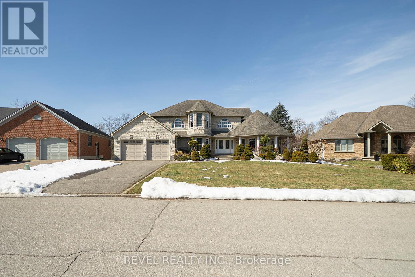 15 ROYAL YORK COURT