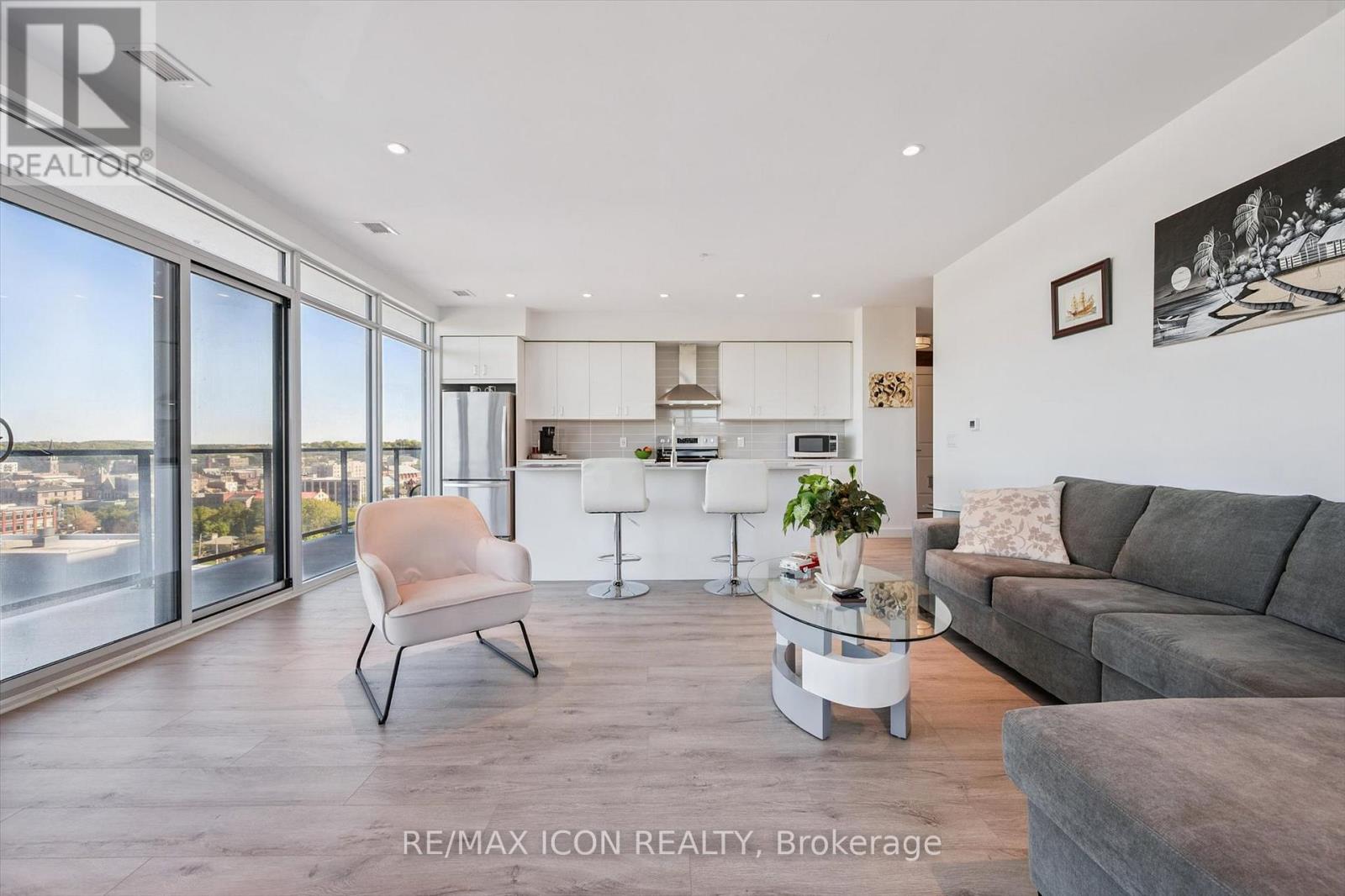 902 - 15 GLEBE STREET