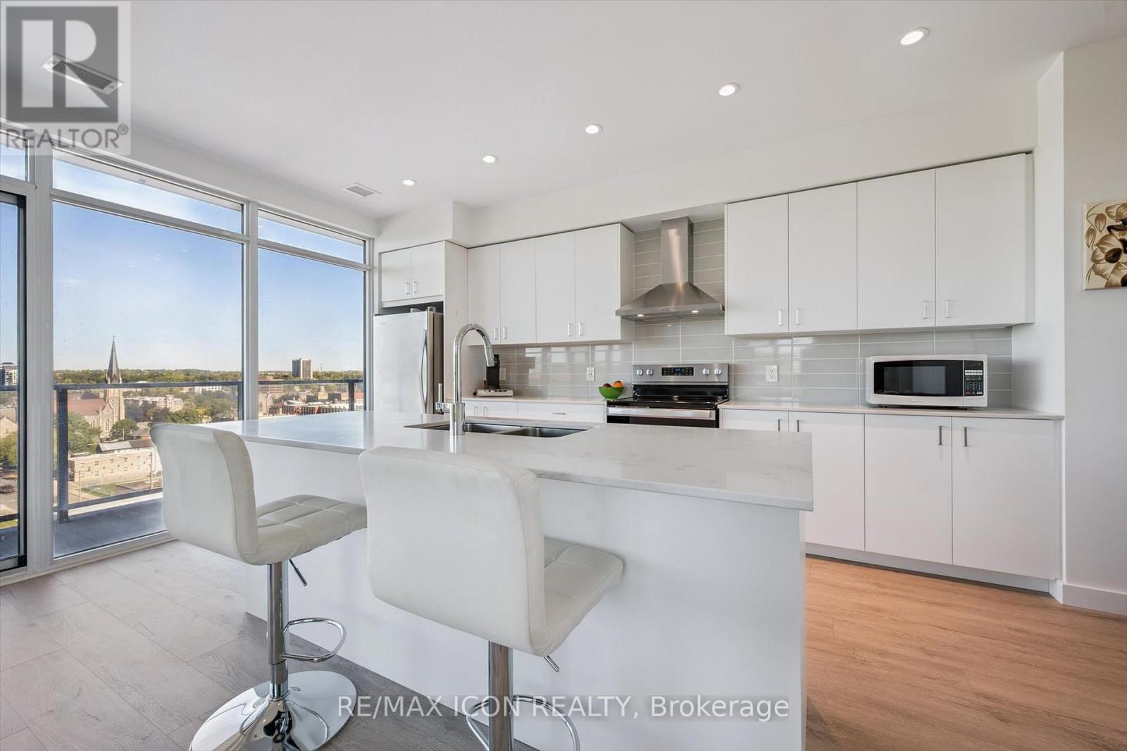 902 - 15 GLEBE STREET