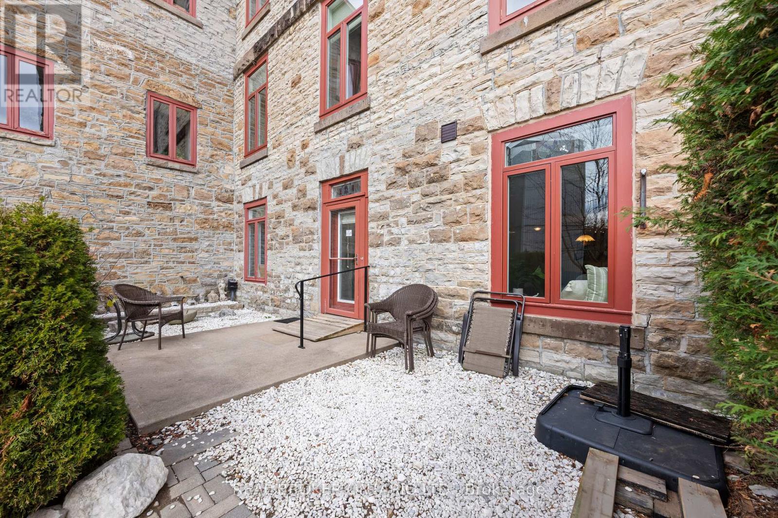 106 - 1 ROSAMOND STREET E