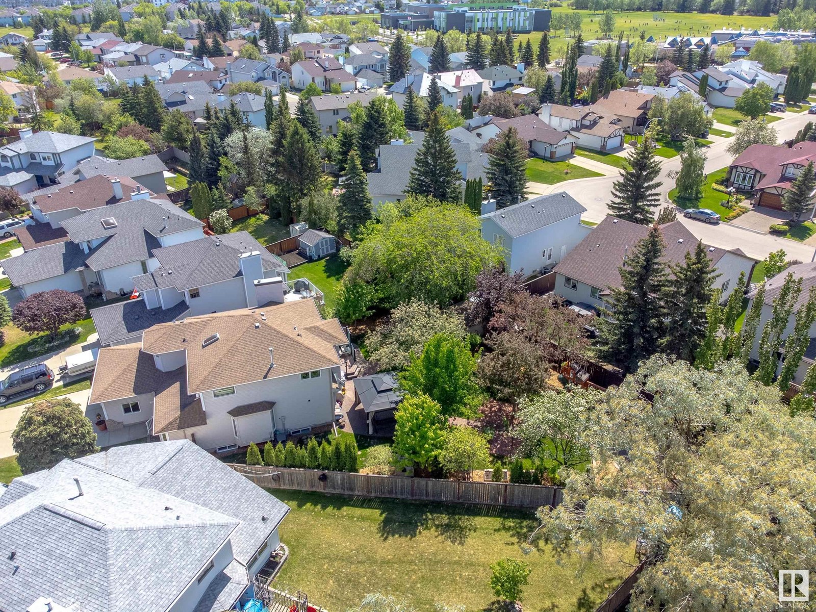 2863 44 AV NW