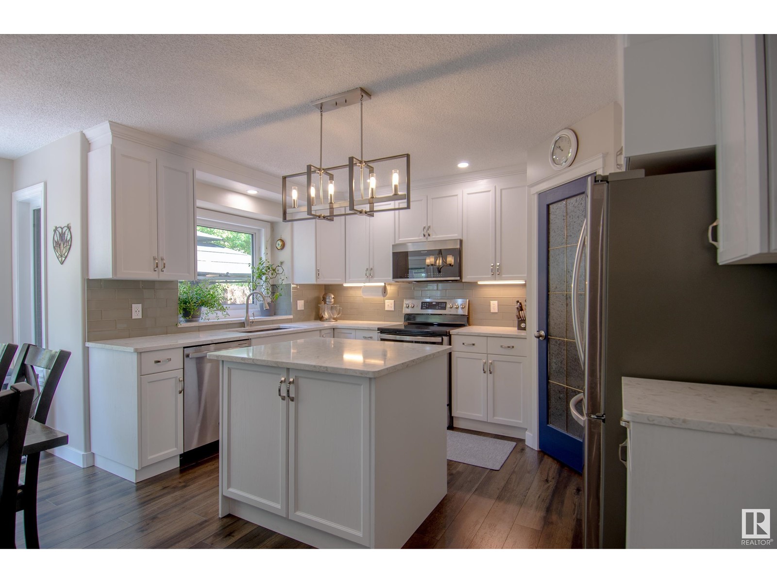 2863 44 AV NW