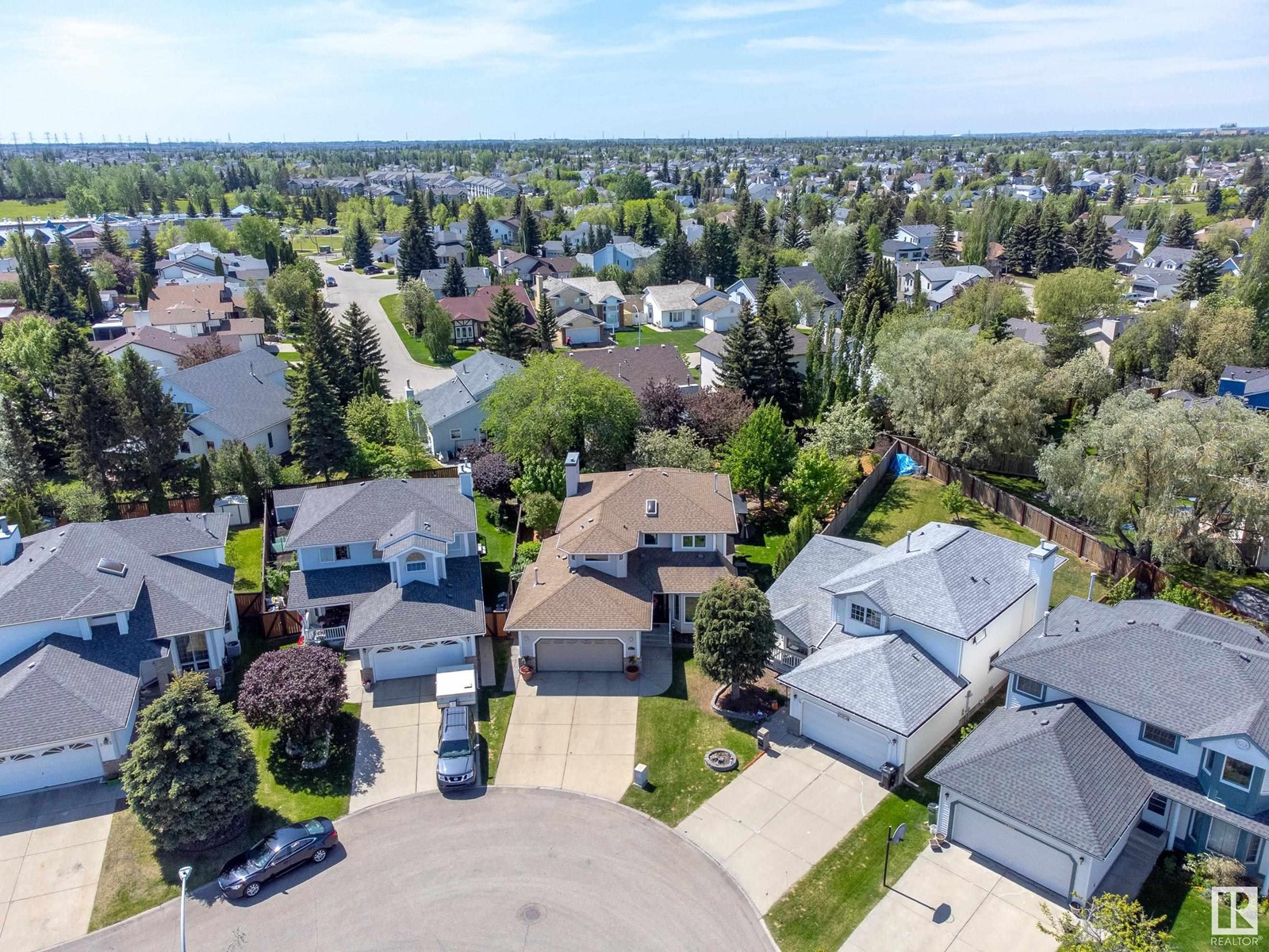 2863 44 AV NW