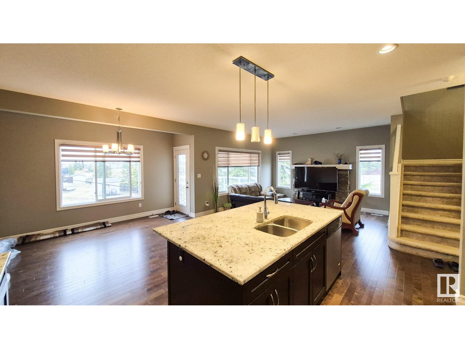 3316 21 AV NW