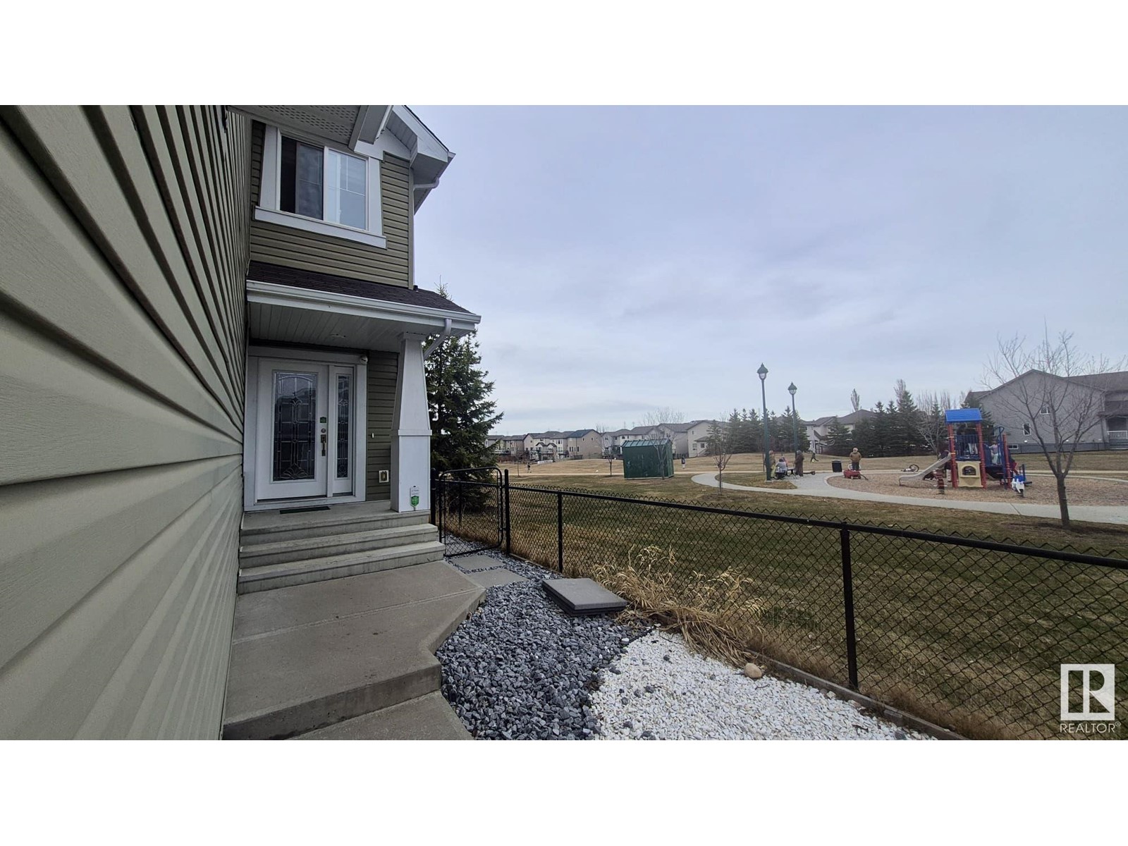 3316 21 AV NW