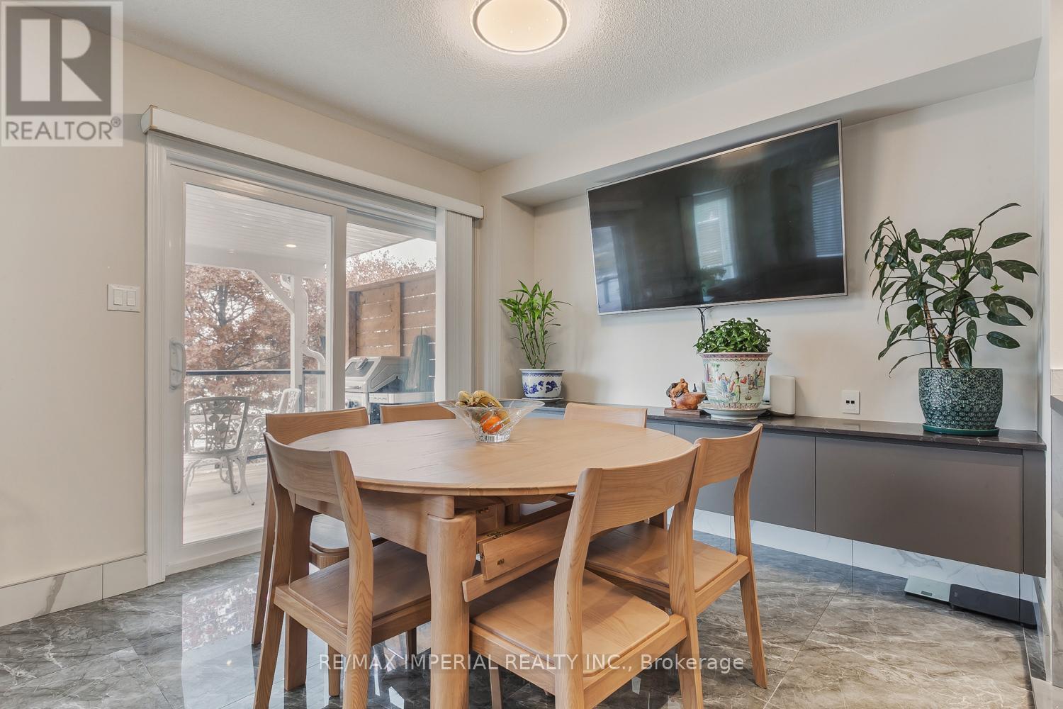 85 MAPLE RIDGE CRESCENT E