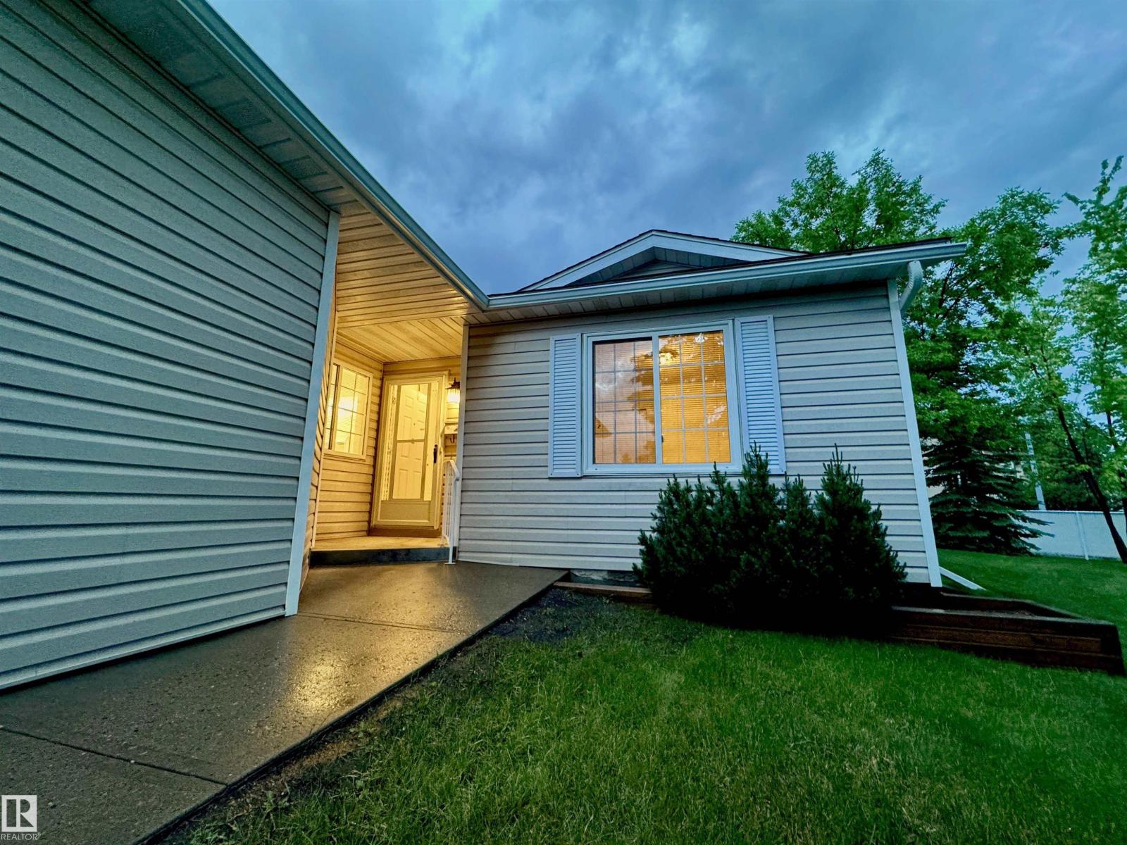 8118 27 AV NW
