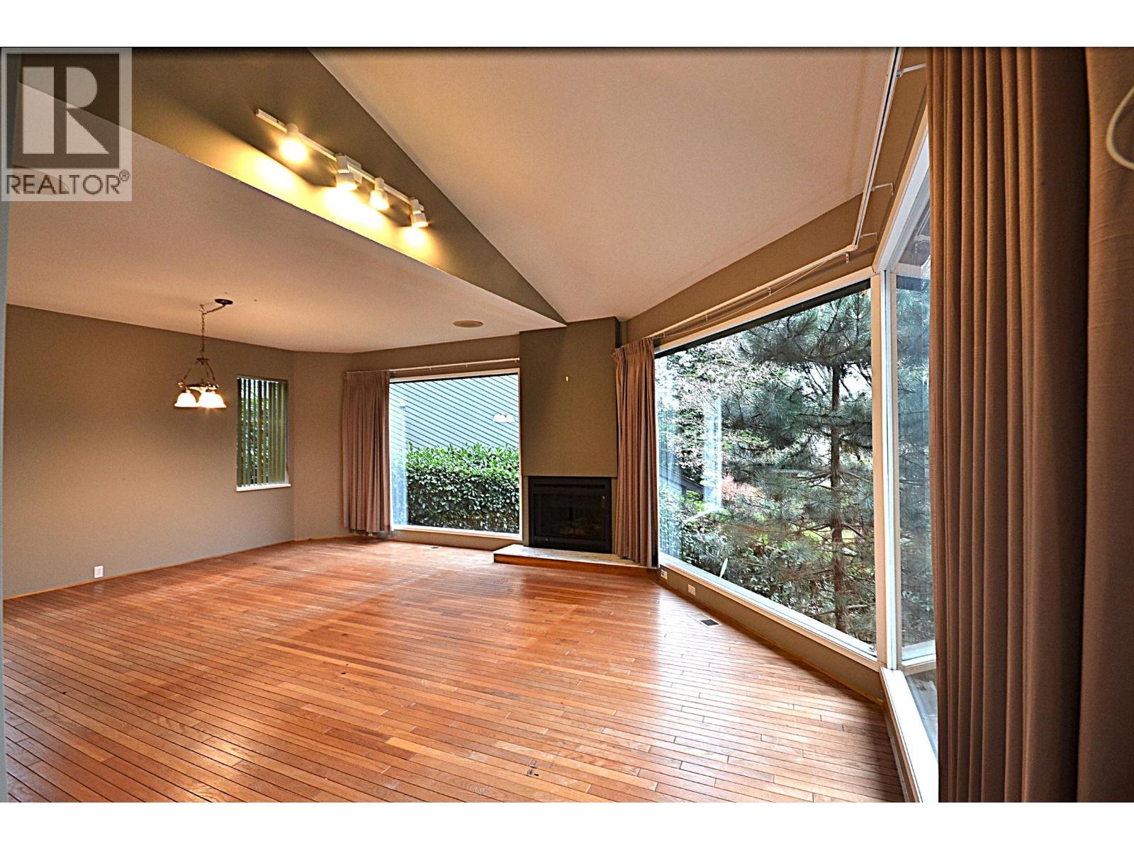 1092 CORONA CRESCENT