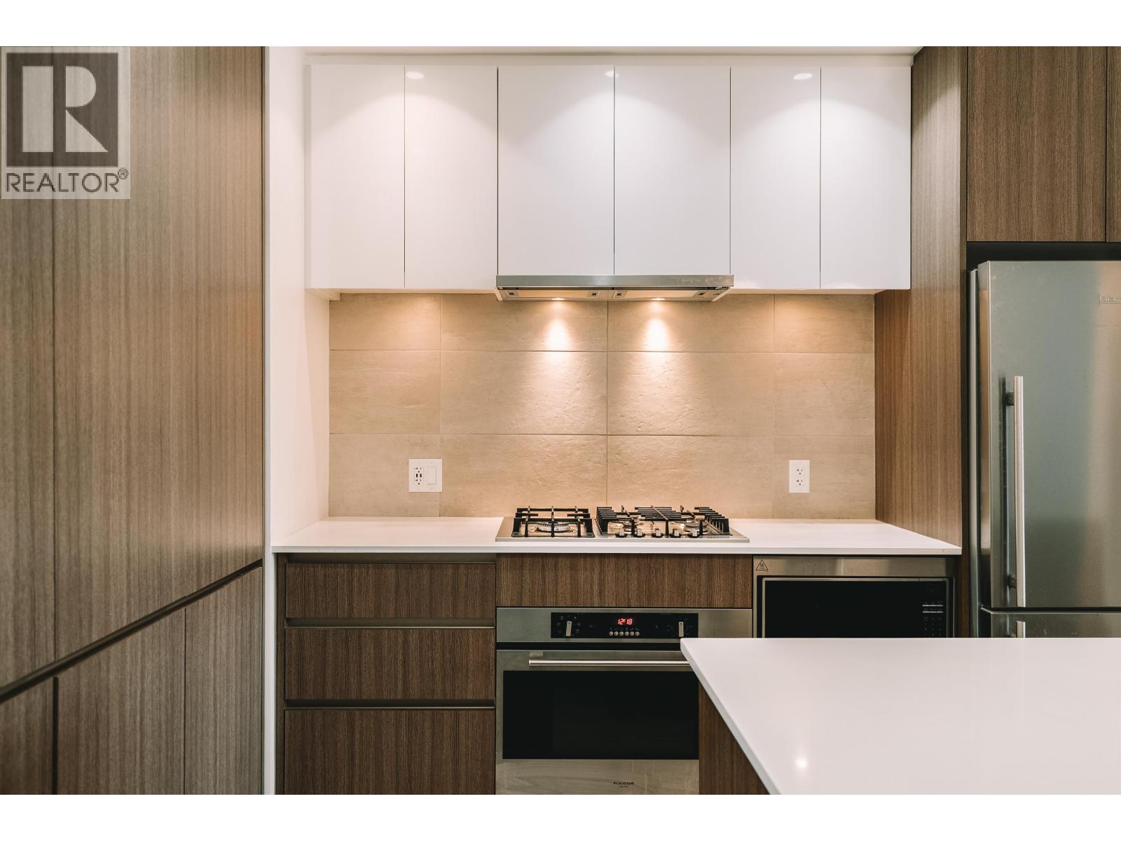 402 516 FOSTER AVENUE