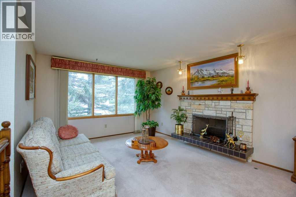 307 Silverthorn Way NW