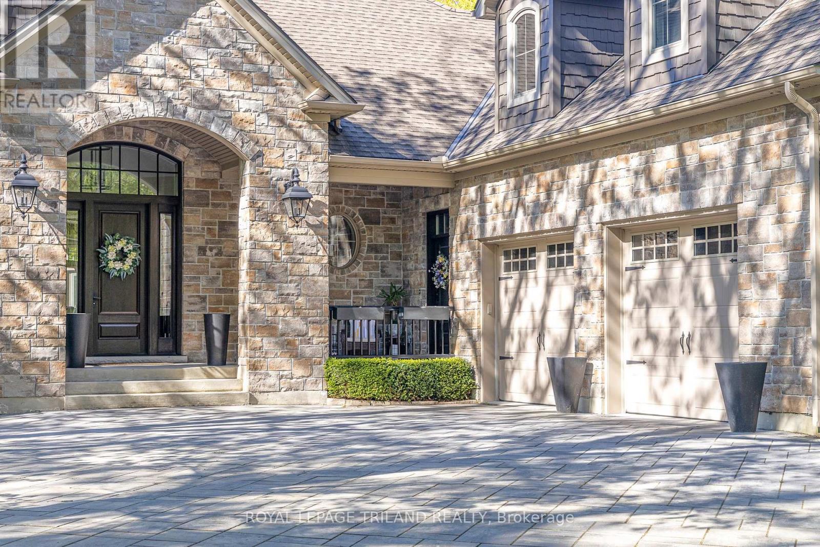 10445 PINETREE DRIVE