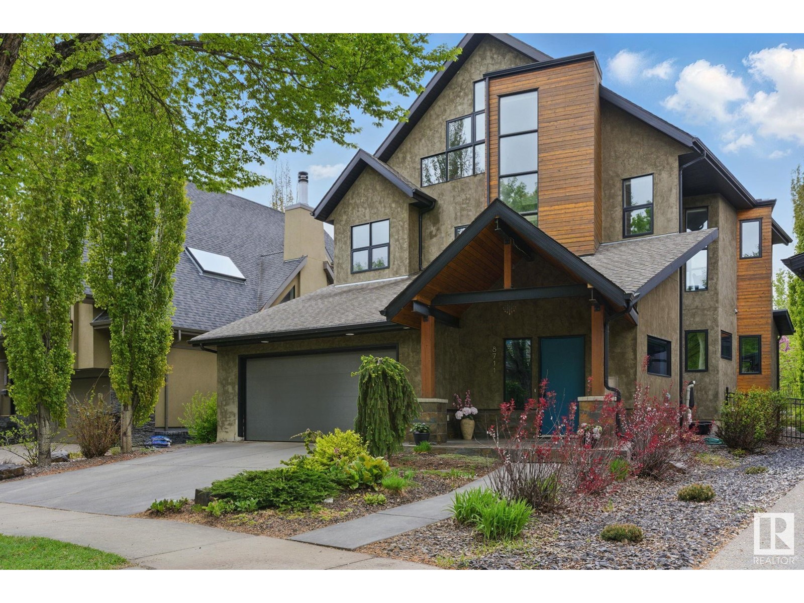 8711 99 AV NW