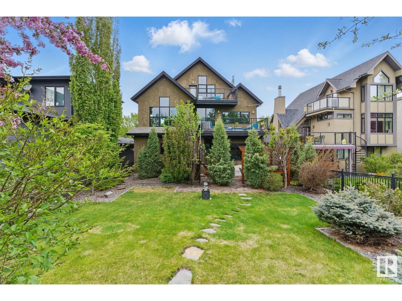 8711 99 AV NW