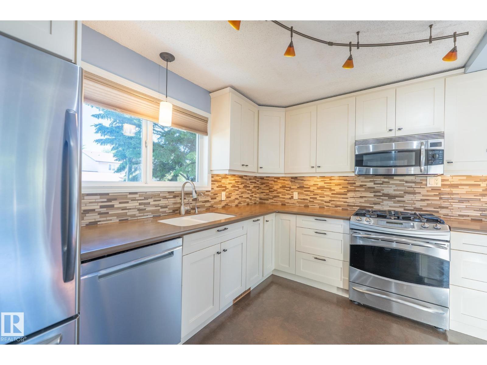 18289 74 AV NW