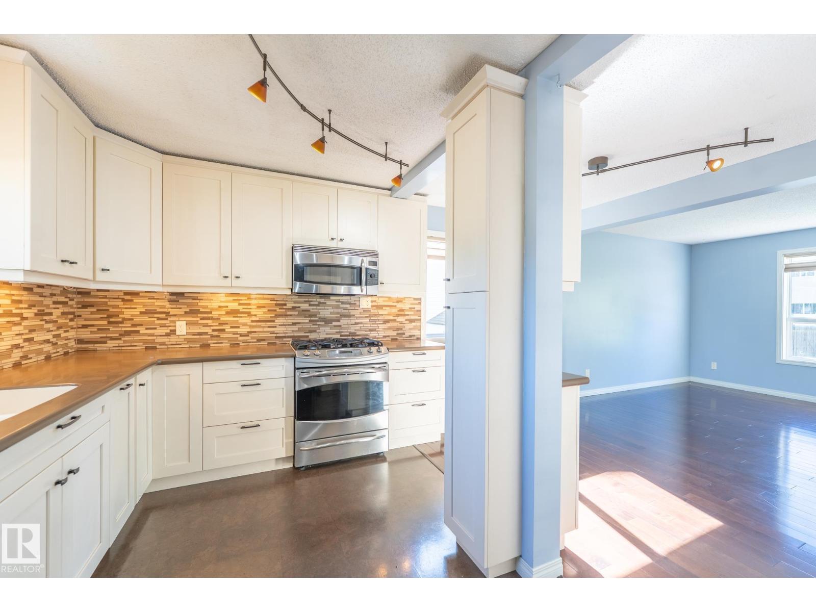 18289 74 AV NW