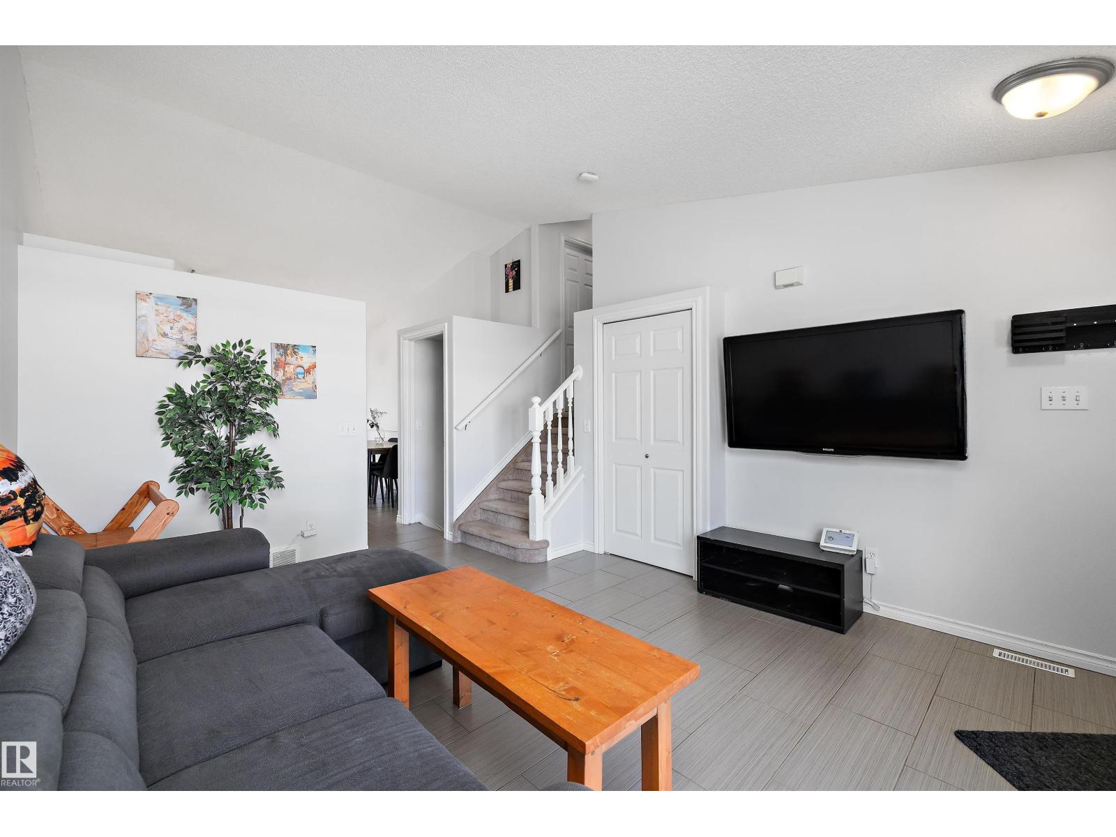 1811 37 AV NW