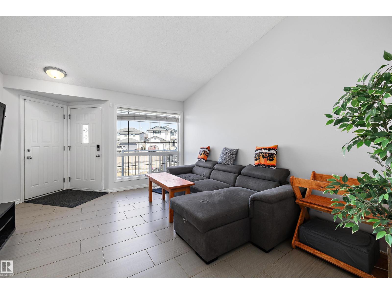 1811 37 AV NW