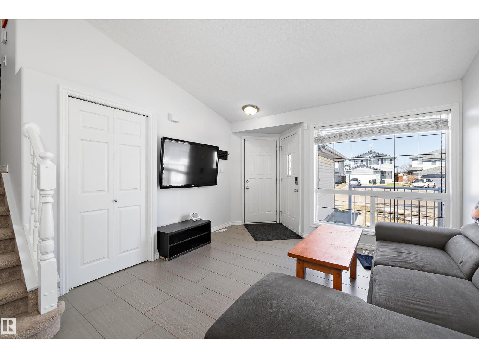 1811 37 AV NW