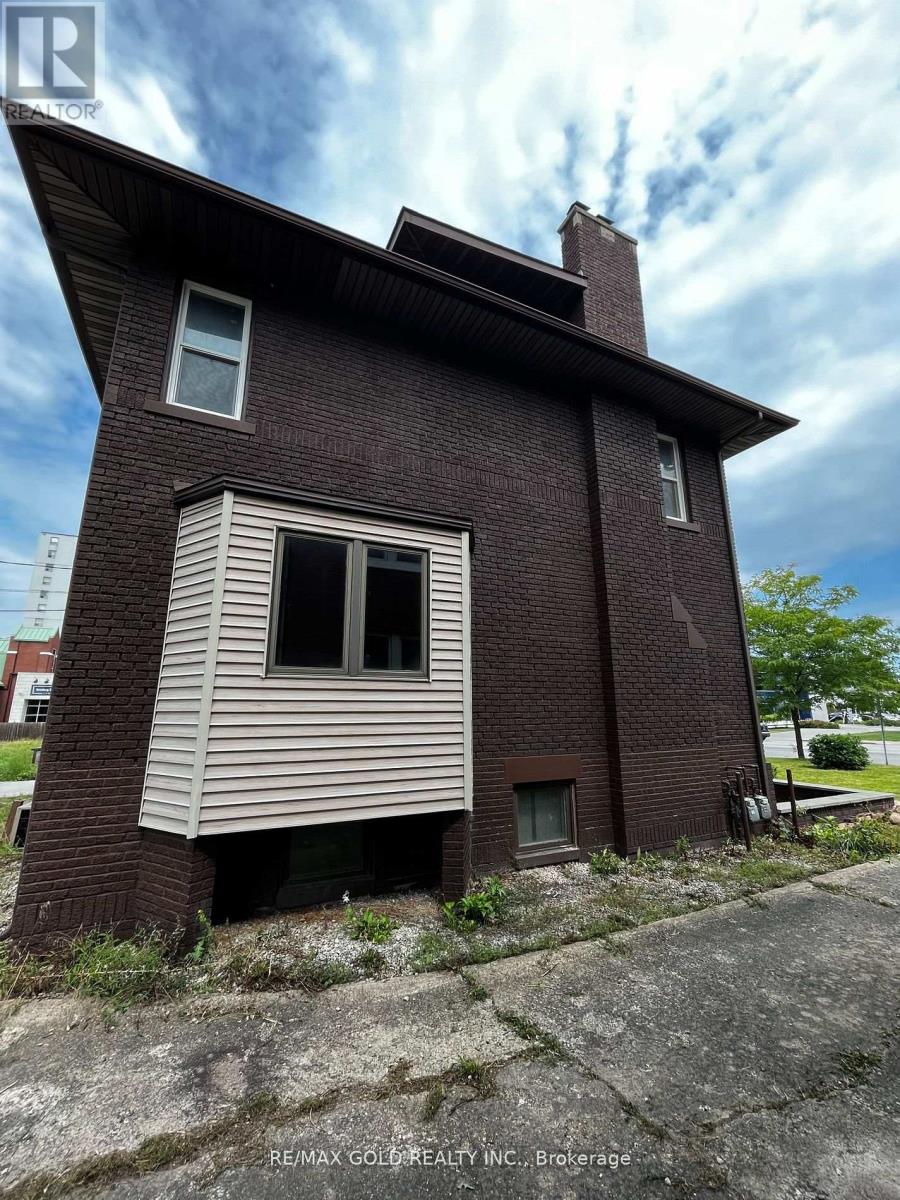 1575 OUELLETTE AVENUE N