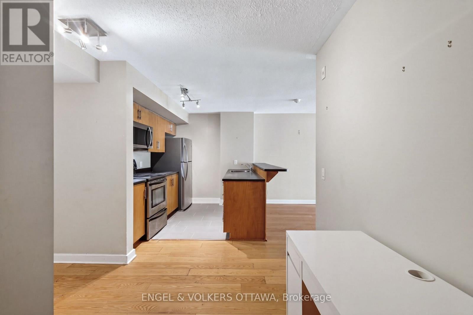 604 - 138 SOMERSET STREET W