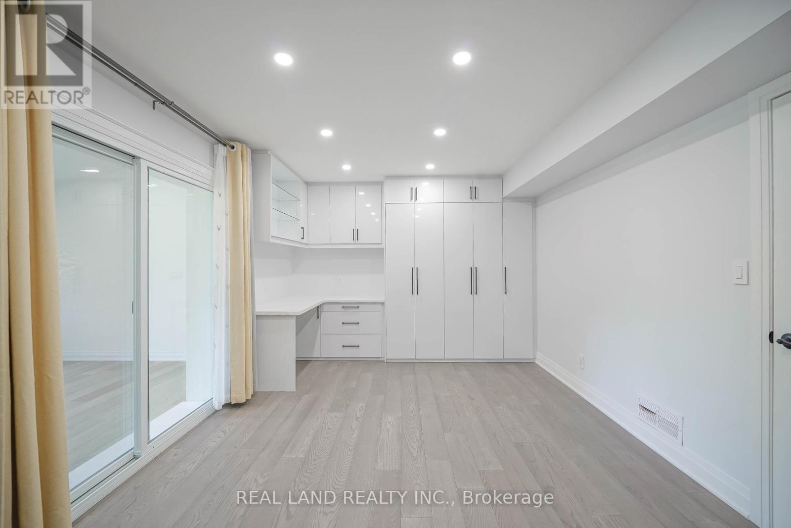9 OAKCREST AVENUE