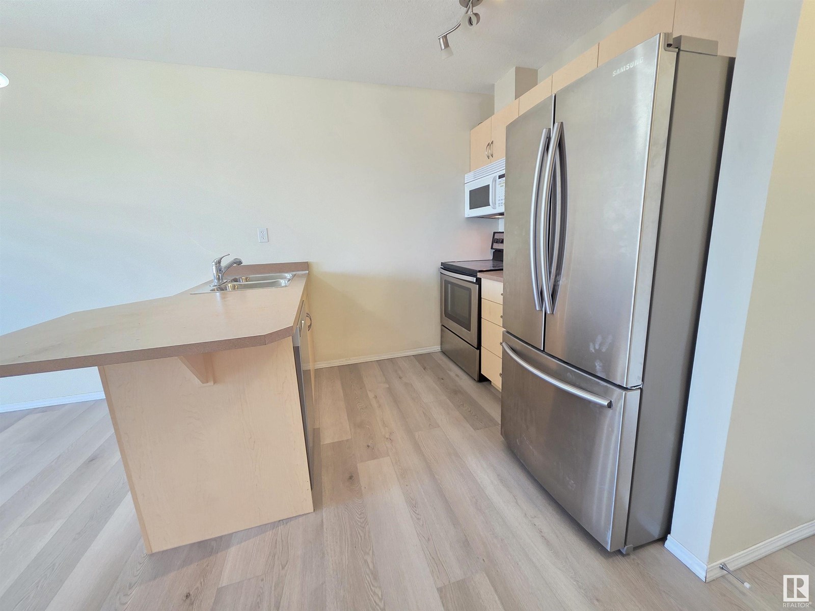 #403 4310 33 ST
