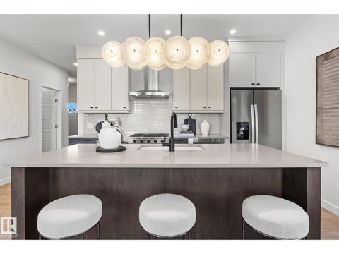 2036 MUCKLEPLUM LI SW Edmonton AB T6X3J9