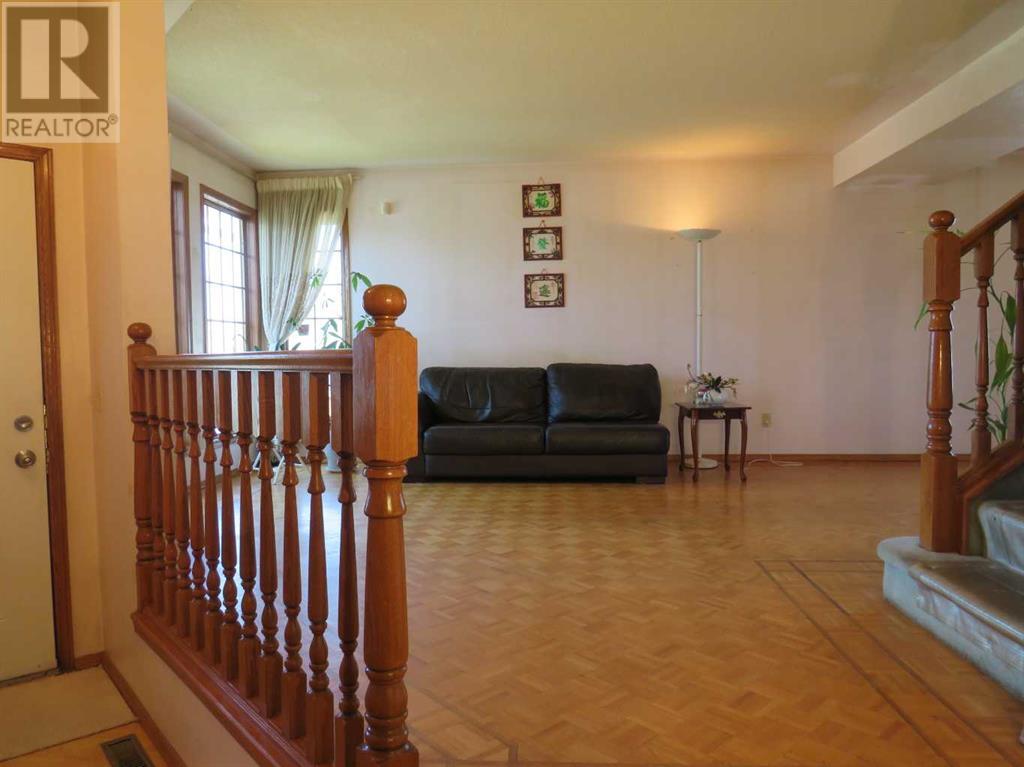 63 La Valencia Gardens NE