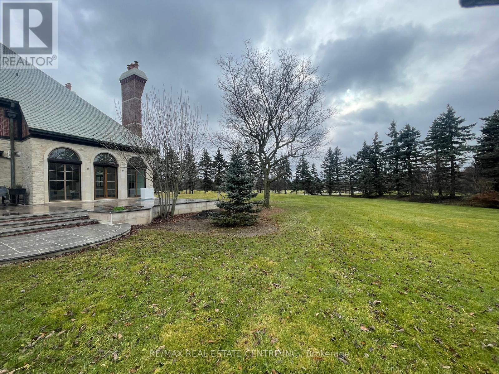 2 EDGEFOREST DRIVE