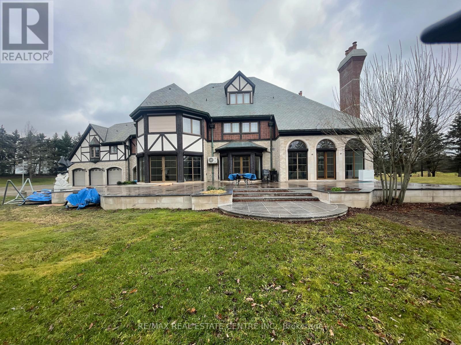 2 EDGEFOREST DRIVE