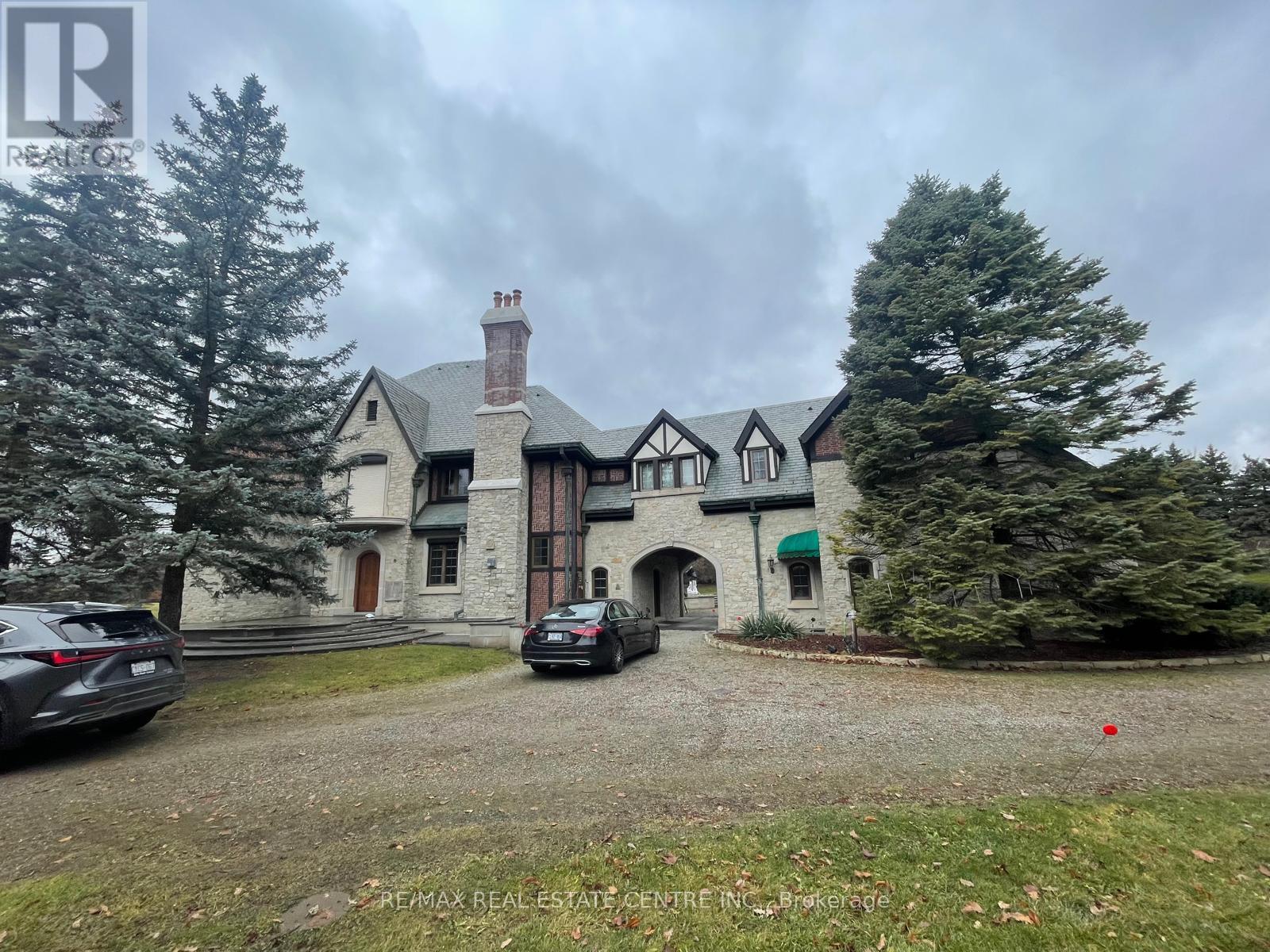 2 EDGEFOREST DRIVE