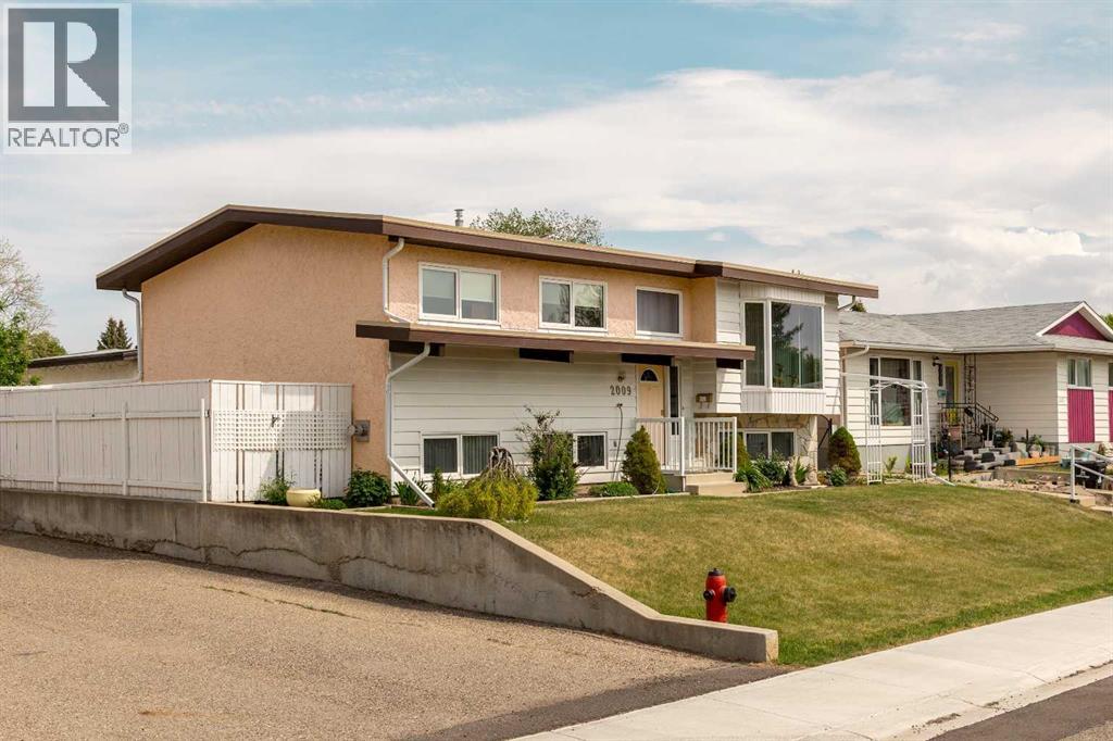 2009 17 Street N