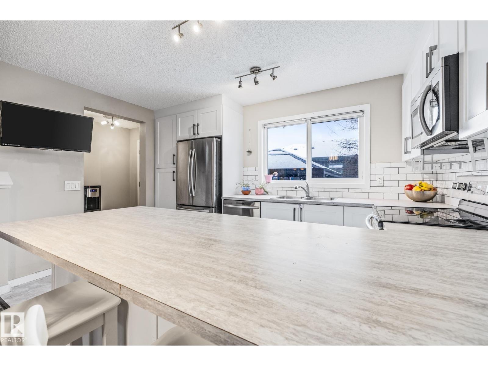 384 CHARLESWORTH DR SW