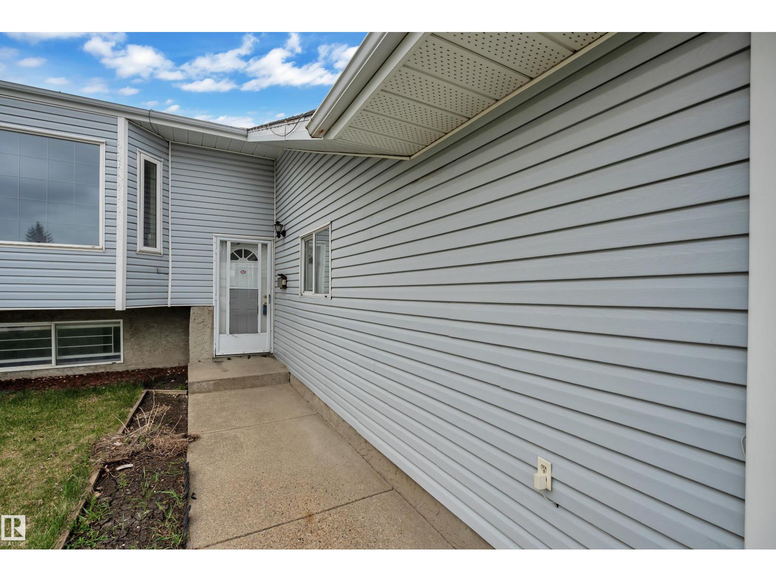 3227 145 AV NW