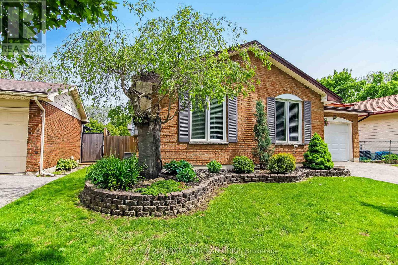 74 WINDING WAY CRESCENT