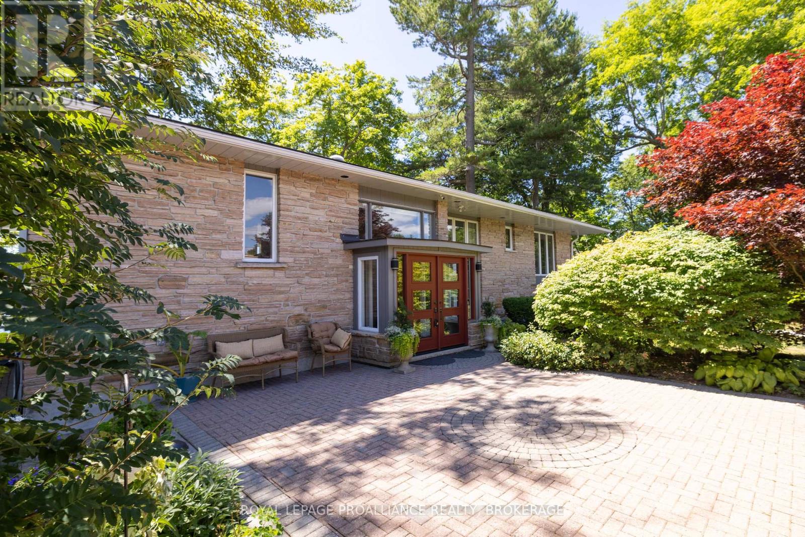 8 LAKESHORE BOULEVARD