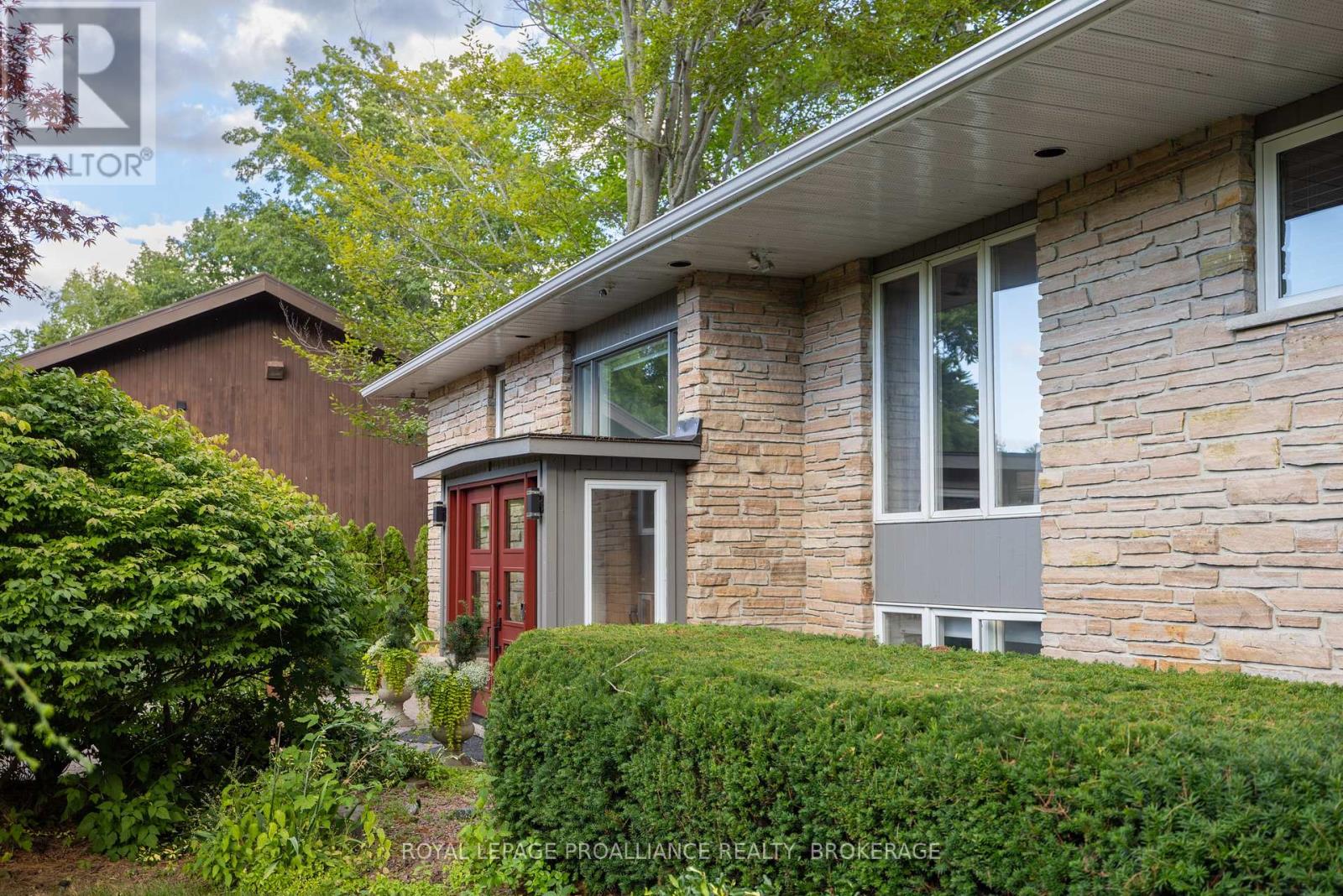8 LAKESHORE BOULEVARD