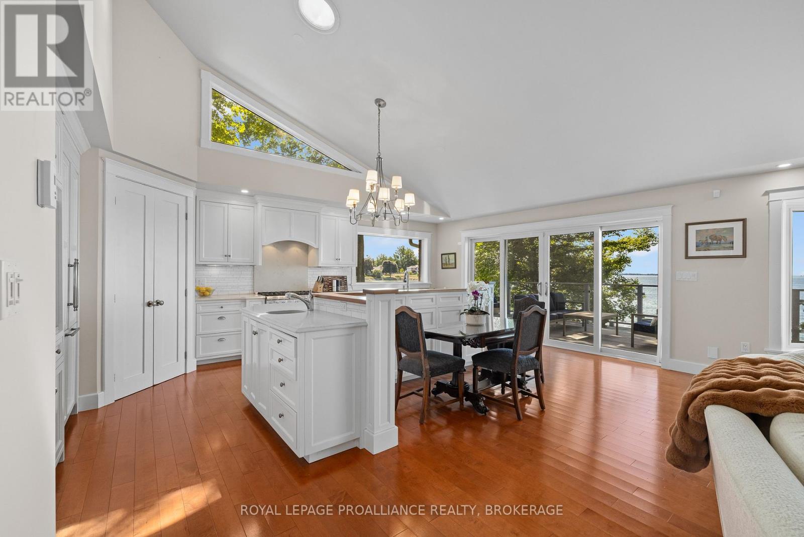 8 LAKESHORE BOULEVARD