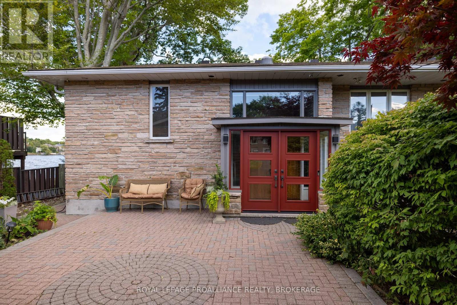 8 LAKESHORE BOULEVARD