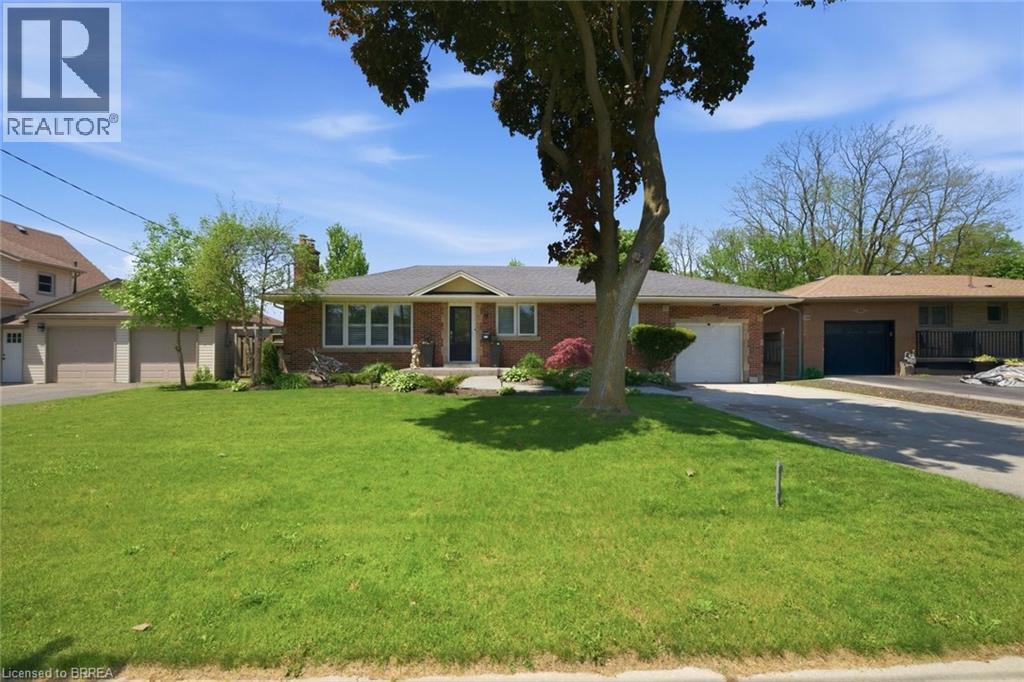 8 QUEENSWAY Drive