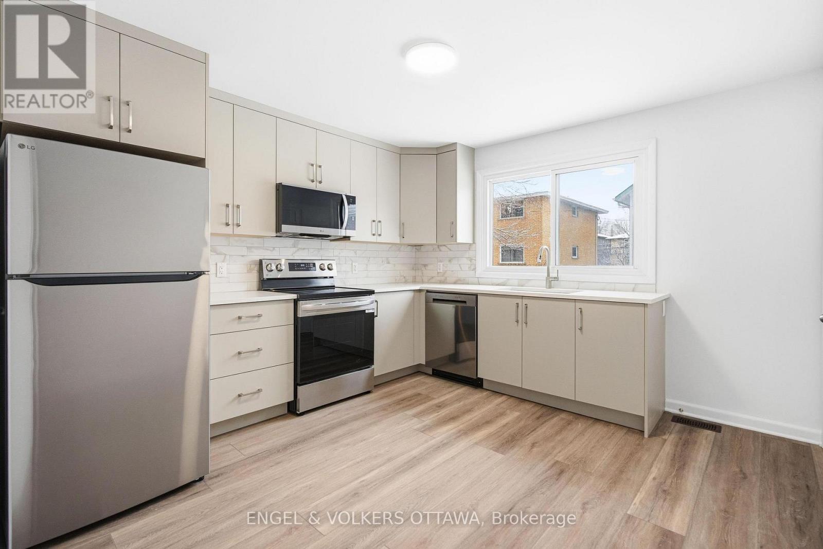 1 - 896 PINEWOOD CRESCENT