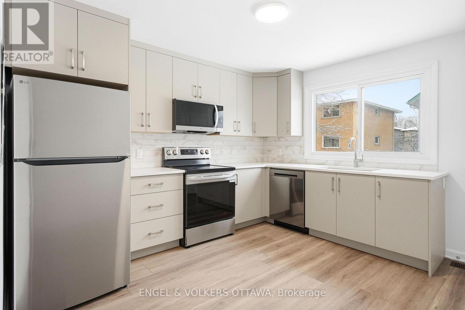 1 - 896 PINEWOOD CRESCENT