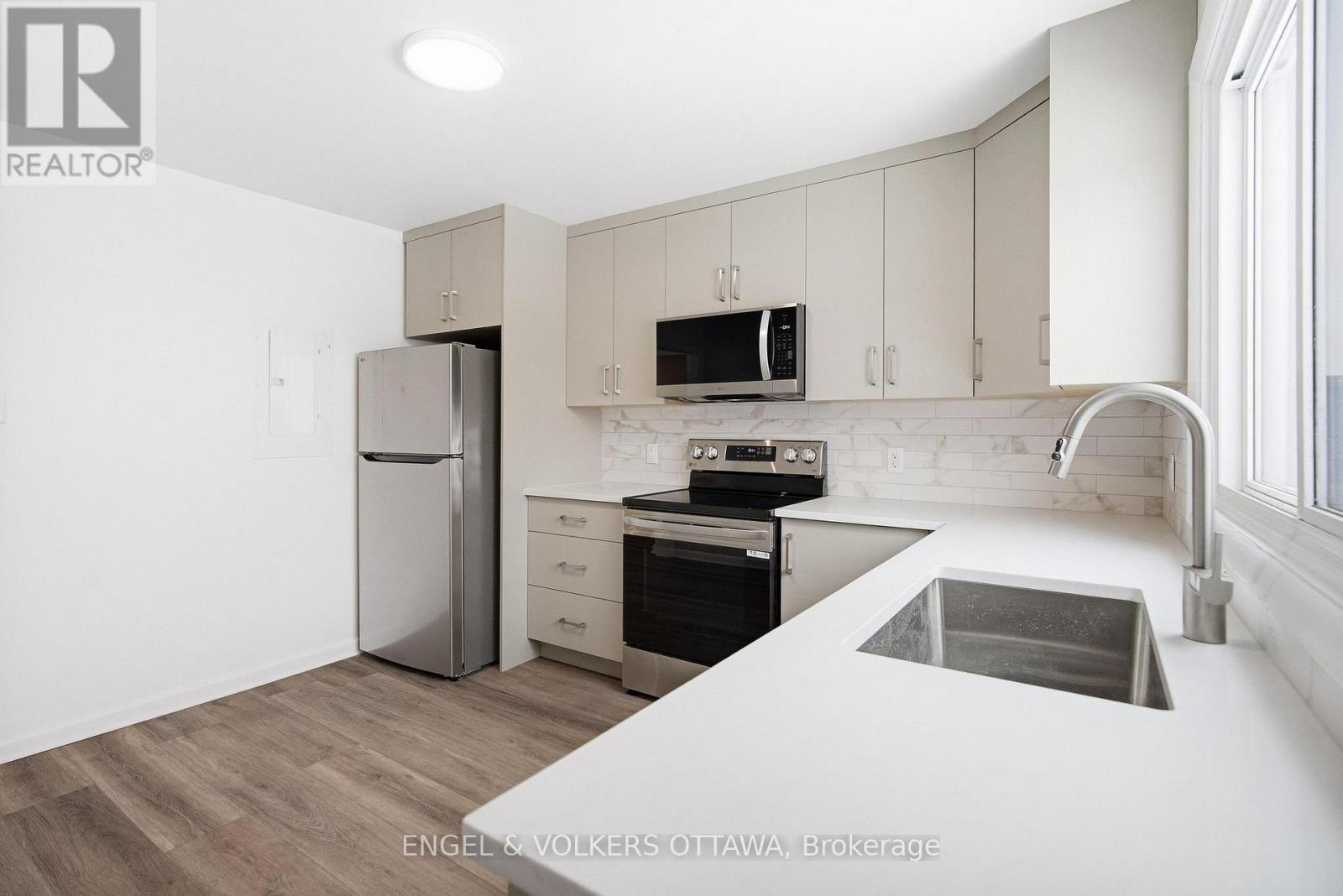 1 - 896 PINEWOOD CRESCENT