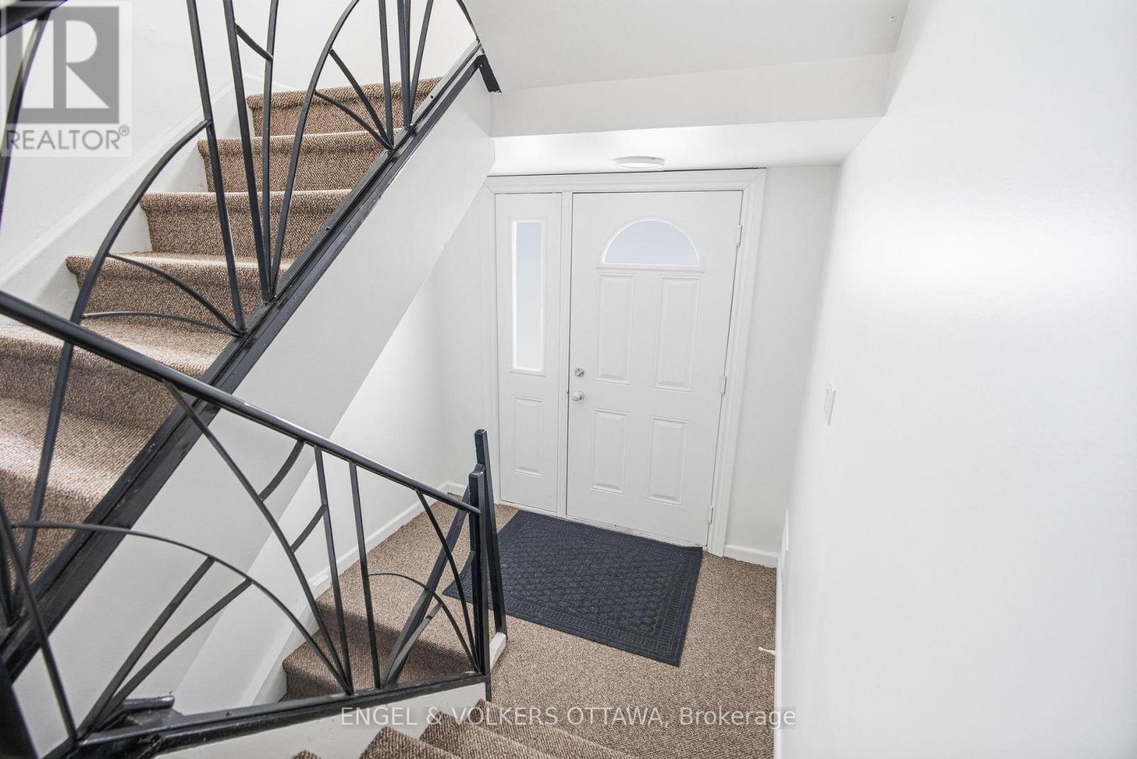 1 - 896 PINEWOOD CRESCENT