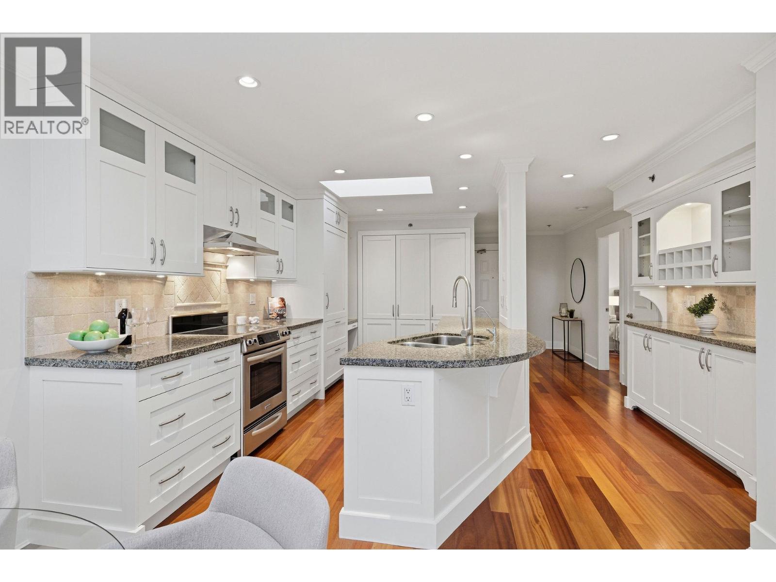 302 2455 BELLEVUE AVENUE