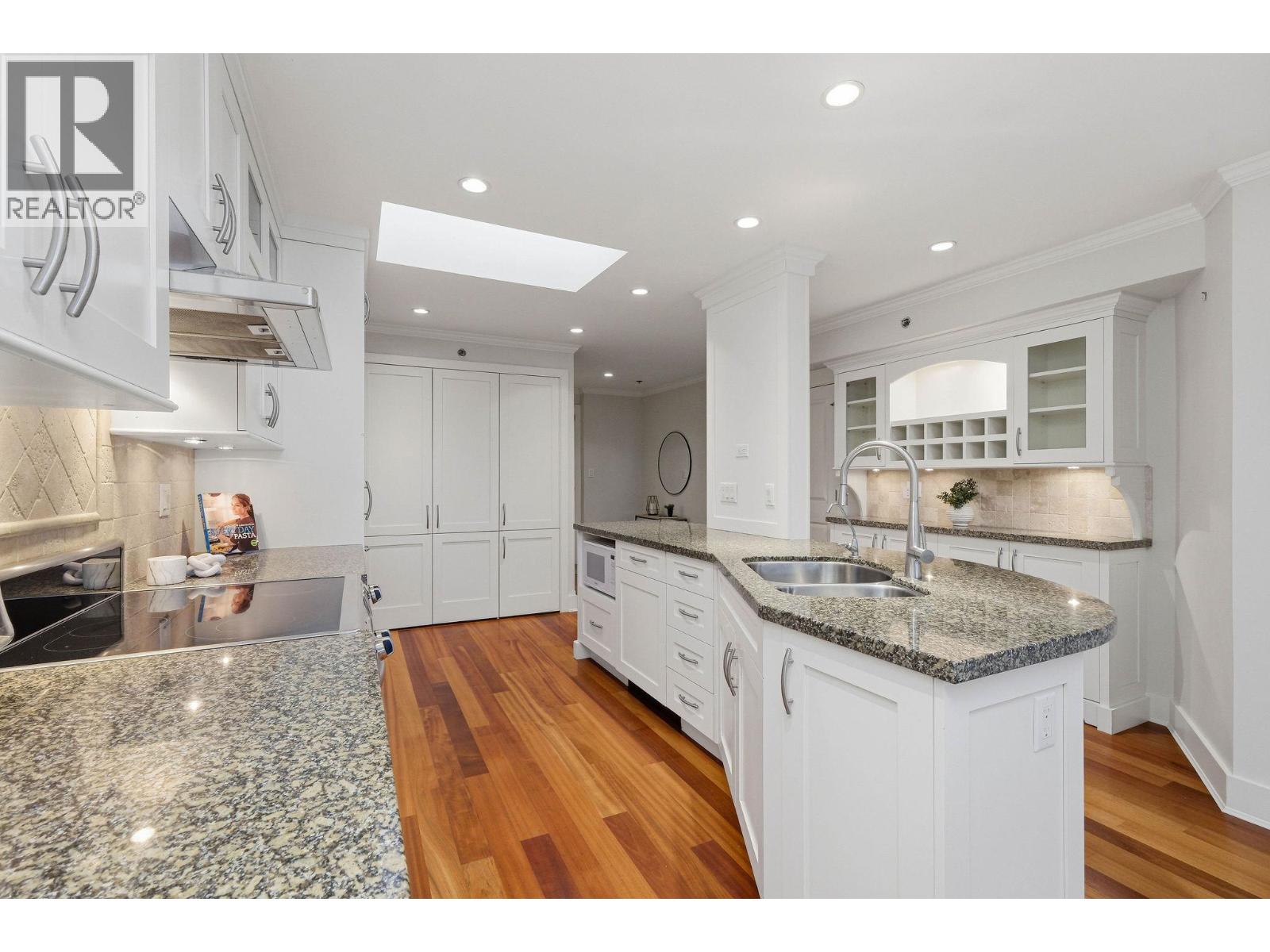 302 2455 BELLEVUE AVENUE