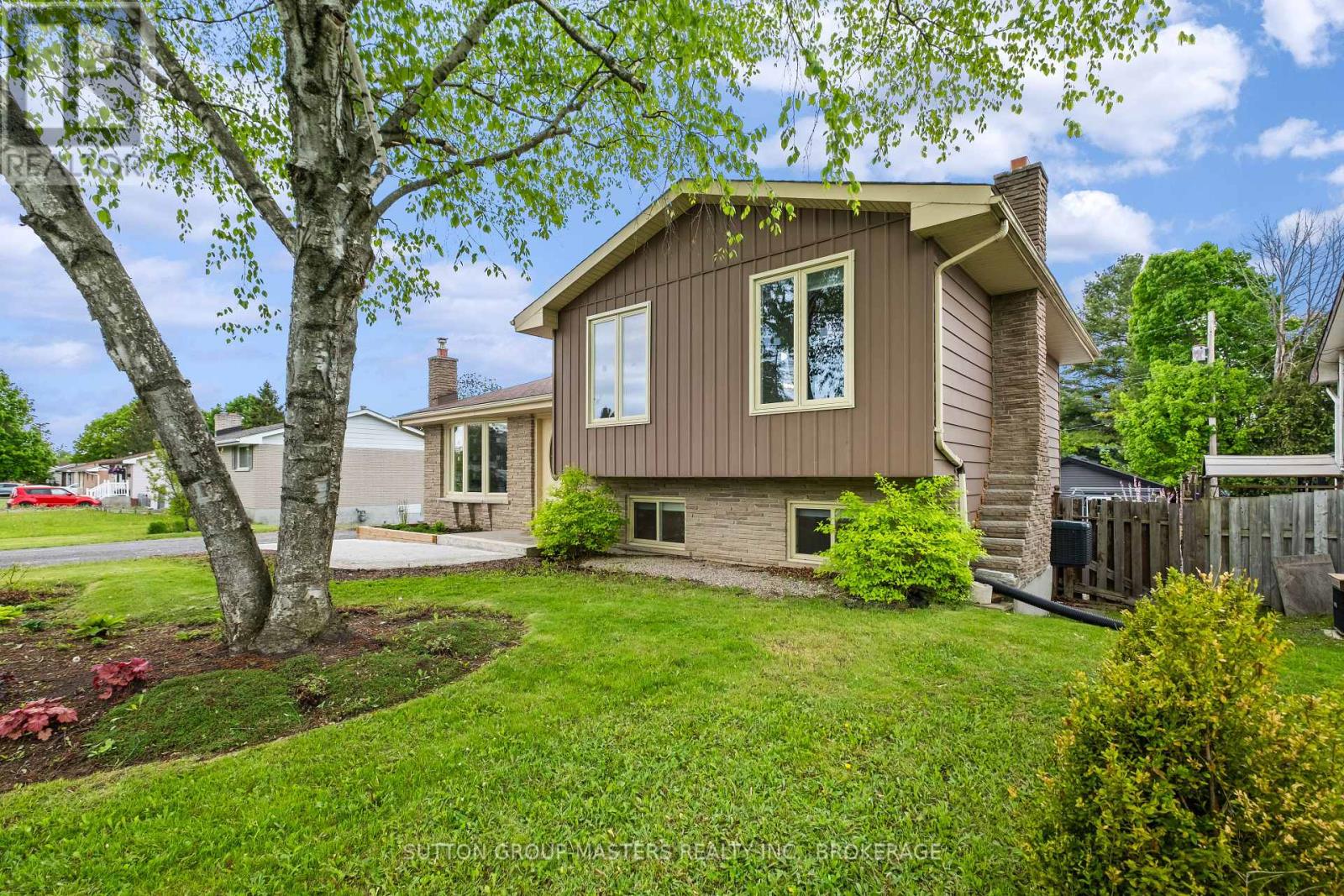 154 MANITOU CRESCENT W